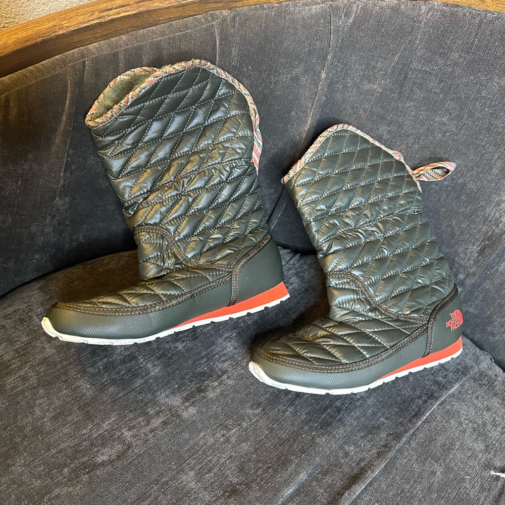 The North Face Thermoball Quilted Boots with fur, women 6, green with Red Accent